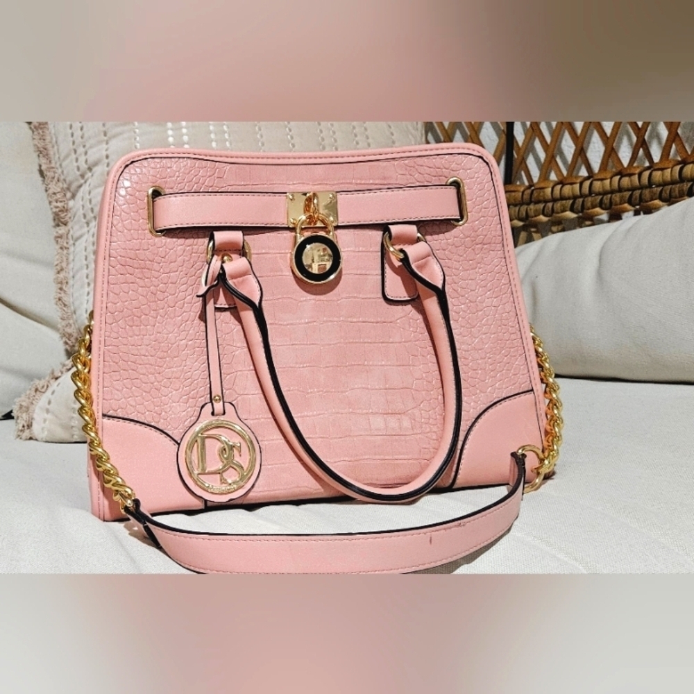 🌟 NWOT Pink Alligator Pattern Satchel Handbag With Gold Chain Accent🌟